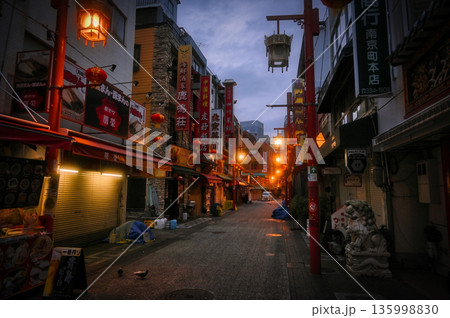 朝の南京町 135998830