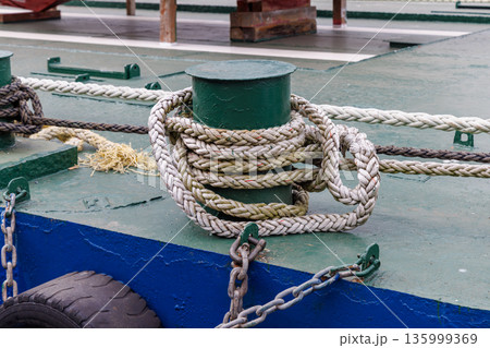 港に係留された台船のビットと繋留ロープ（もやい） 135999369