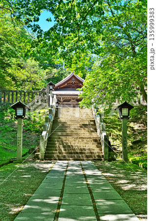 那須温泉神社　拝殿（春、五月） 135999383