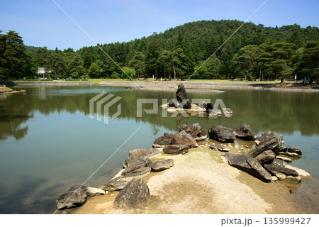 毛越寺　出島石組と池中立石 135999427