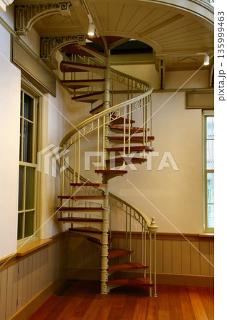 洋館に設えられた『螺旋階段』 135999463