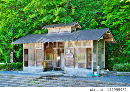那須温泉神社　こんばいろの湯（足湯）、（春、五月） 135999471