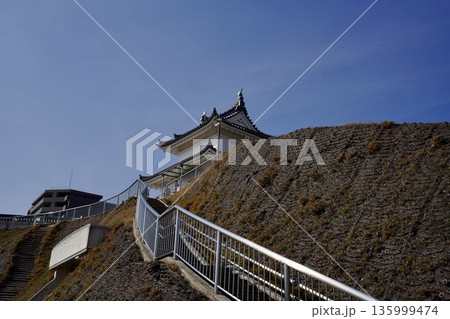 階段と手すりと天守閣 階段と手すりと天守閣 135999474