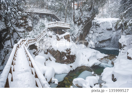 夕森渓谷（冬）：竜神の滝 135999527