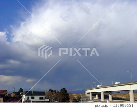 新年の新上武大橋と雲(2011.1.26) 国道17号上武道路の 橋を通過するクルマやトラックの姿 新年の新上武大橋と雲(2011.1.26) 国道17号上武道路の 橋を通過するクルマやトラックの姿 135999551