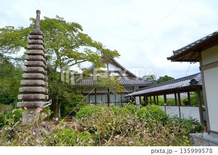 【奈良県】世尊寺の本堂と石塔 135999578