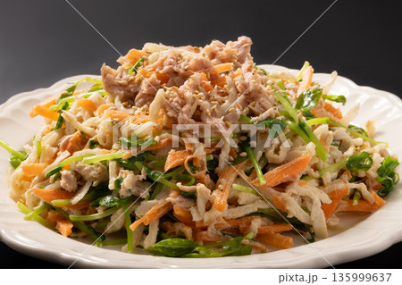 和えサラダ　（切干大根　ツナ　豆苗　にんじん）　 135999637