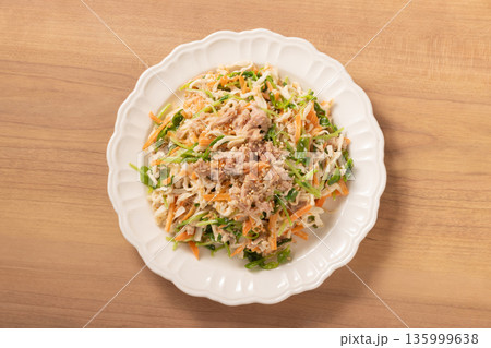 和えサラダ (切干大根 ツナ 豆苗 にんじん) 和えサラダ (切干大根 ツナ 豆苗 にんじん) 135999638