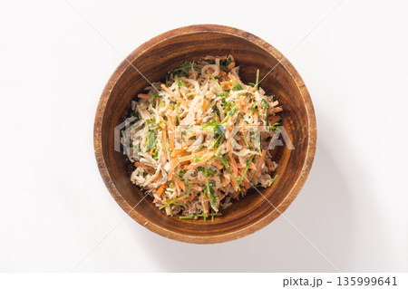 和えサラダ　（切干大根　ツナ　豆苗　にんじん）　 135999641