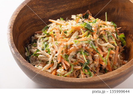 和えサラダ (切干大根 ツナ 豆苗 にんじん) 和えサラダ (切干大根 ツナ 豆苗 にんじん) 135999644