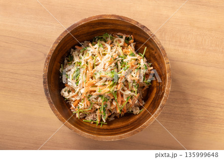和えサラダ　（切干大根　ツナ　豆苗　にんじん）　 135999648