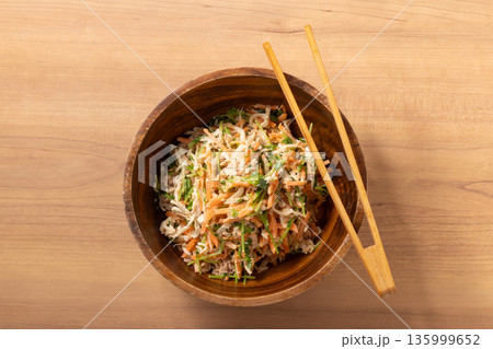 和えサラダ　（切干大根　ツナ　豆苗　にんじん）　 135999652