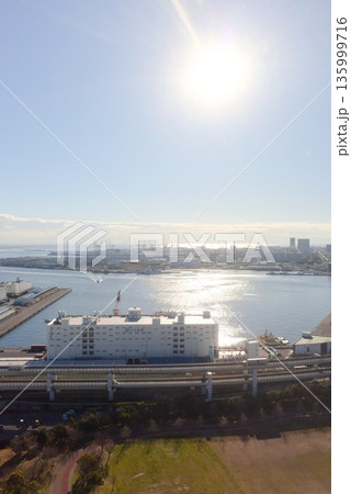 神戸湾岸都市と水面反射を活かした俯瞰港湾風景 135999716