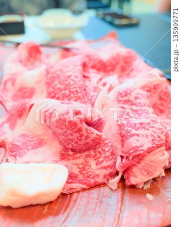 霜降り牛肉の接写による精肉イメージ 霜降り牛肉の接写による精肉イメージ 135999771