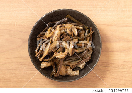 わらび 椎茸 油揚げ 煮物 わらび 椎茸 油揚げ 煮物 135999778