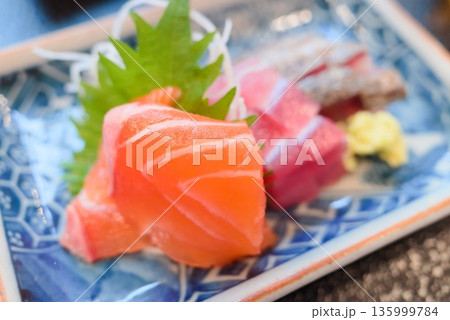 刺身盛り合わせの寄り構図による和食イメージ 刺身盛り合わせの寄り構図による和食イメージ 135999784