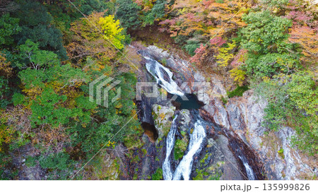 秋の福貴野の滝のドローン空撮 135999826