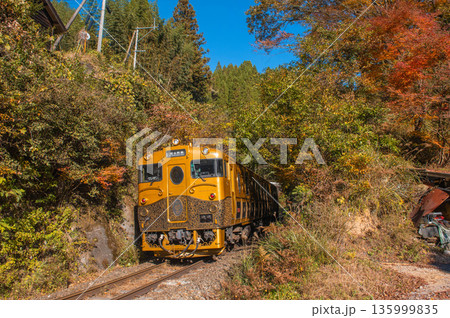 水分峠付近を通過する或る列車 135999835