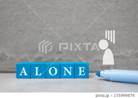 ALONEの文字と落ち込むシルエットの孤独イメージ。 135999879