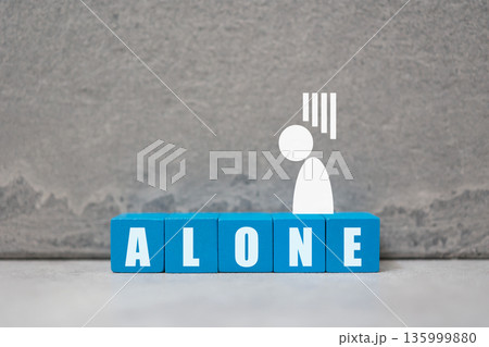 ALONEの文字と落ち込むシルエットの孤独イメージ。 ALONEの文字と落ち込むシルエットの孤独イメージ。 135999880