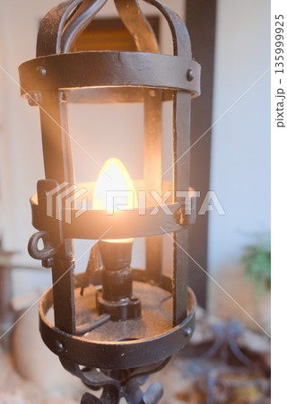 行灯風アイアンランタンと電球の温かな灯り 135999925