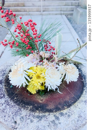 南天と松と菊で構成された正月の花飾 135999937