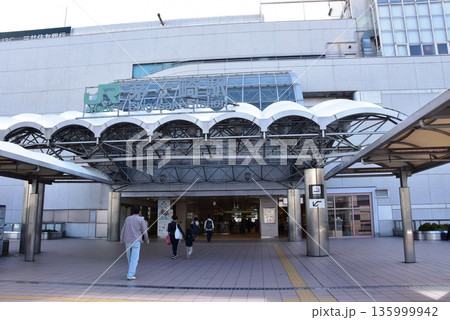 神奈川県茅ヶ崎市　東海道本線茅ケ崎駅北口と駅ビル 135999942