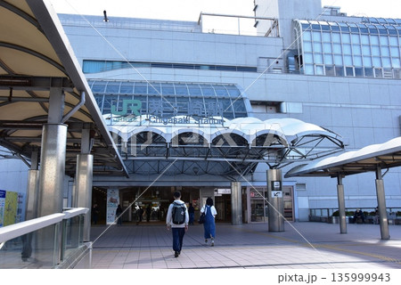 神奈川県茅ヶ崎市 東海道本線茅ケ崎駅北口と駅ビル 神奈川県茅ヶ崎市 東海道本線茅ケ崎駅北口と駅ビル 135999943