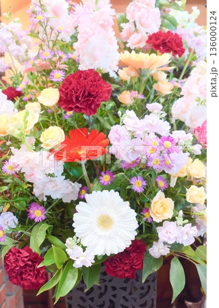 色とりどりの花束アレンジメント フラワーギフトのイメージ 色とりどりの花束アレンジメント フラワーギフトのイメージ 136000124