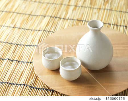 日本酒イメージ　徳利とお猪口のセット 136000126