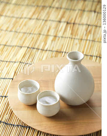 日本酒イメージ　徳利とお猪口のセット 136000129