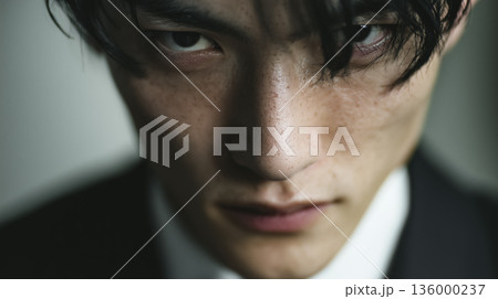 鋭い眼差しに宿る緊張と内なる強さ 136000237