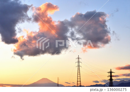 富士の上に広がるオレンジ色に染まる雲 136000275