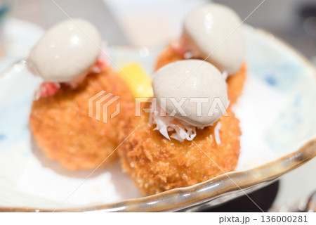 カニ味噌をのせたコロッケの和風前菜 136000281