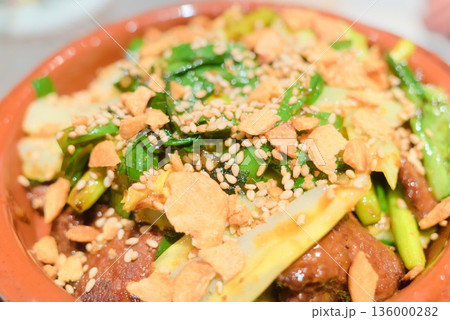 レバニラ炒めの盛り付けと中華料理の一皿 レバニラ炒めの盛り付けと中華料理の一皿 136000282