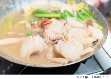 もつ鍋の具材と鍋料理の盛り付け 136000307