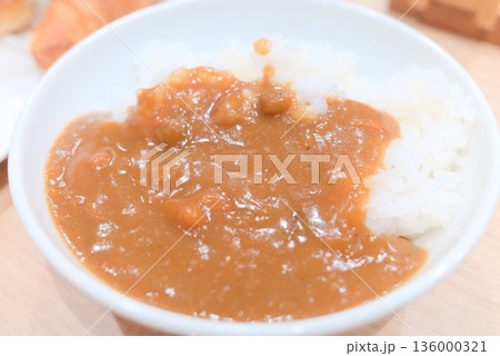 カレーライスの盛り付けと定番家庭料理 カレーライスの盛り付けと定番家庭料理 136000321