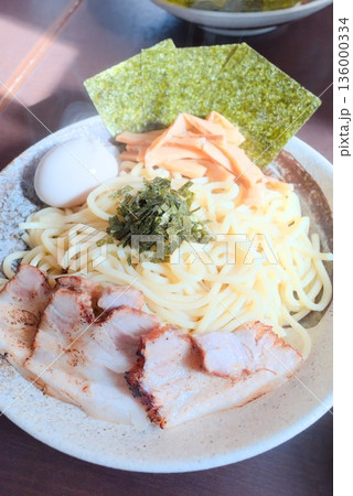 つけ麺の麺盛りと具材の一皿 136000334