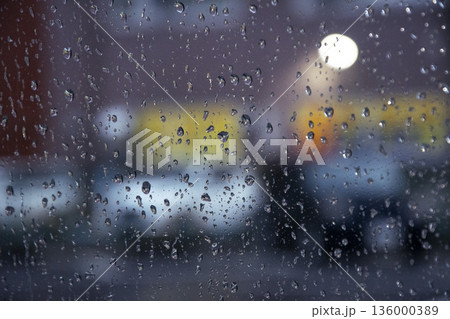 雨の夜の窓ガラスと街明かりの玉ボケ02 雨の夜の窓ガラスと街明かりの玉ボケ02 136000389