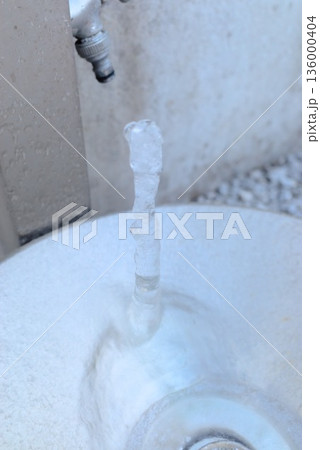 庭の蛇口にできた氷柱と冬の屋外風景 136000404