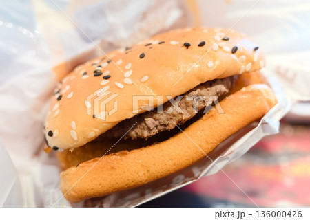 ハンバーガーの単品とファストフードの一皿 136000426