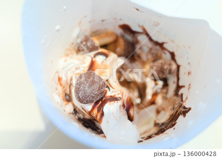 チョコレートソースのデザートと紙カップスイーツ 136000428