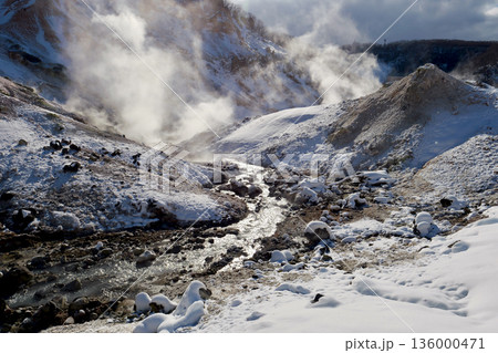 雪が積もった「登別地獄谷」噴気孔から立ち上る水蒸気 雪が積もった「登別地獄谷」噴気孔から立ち上る水蒸気 136000471