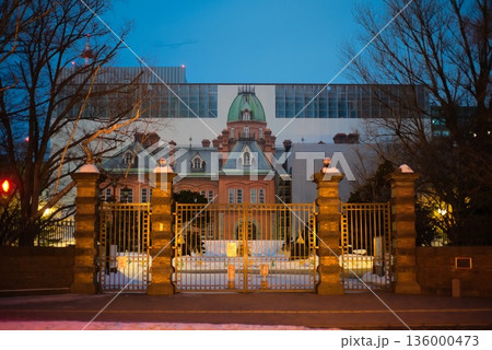 雪の夕景に佇む歴史的建築と都市の正門風景 136000473