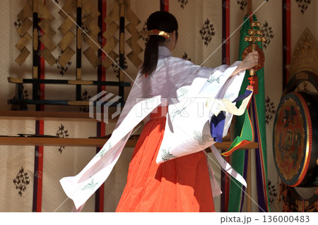 御神楽奉納 巫女が舞う鈴の舞 御神楽奉納 巫女が舞う鈴の舞 136000483