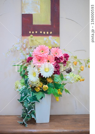 室内を彩るフラワーアレンジメントのインテリア装飾 136000593