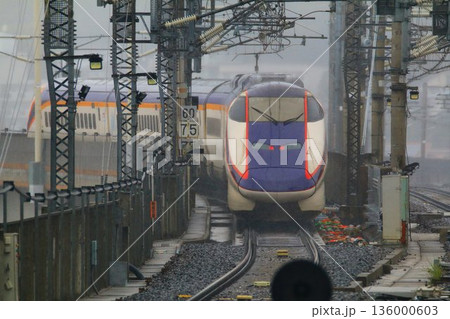 陸奥路を山形へ…　E3系・山形新幹線『つばさ』福島駅にて 136000603