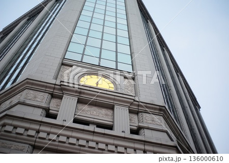 時計を備えた近代建築のファサードと都市景観 時計を備えた近代建築のファサードと都市景観 136000610