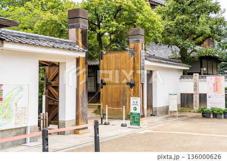 元禄文化の庭園 後楽園 入口(岡山藩主池田氏による造営の大名庭園)日本三名園 元禄文化の庭園 後楽園 入口(岡山藩主池田氏による造営の大名庭園)日本三名園 136000626