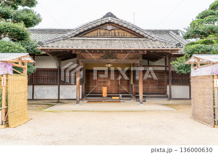 元禄文化の庭園 後楽園 鶴鳴館 玄関(岡山藩主池田氏による造営の大名庭園)日本三名園 元禄文化の庭園 後楽園 鶴鳴館 玄関(岡山藩主池田氏による造営の大名庭園)日本三名園 136000630